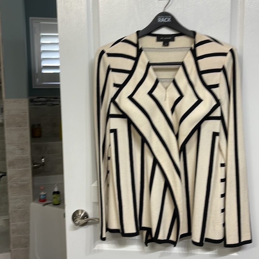 Beautiful St John jacket - Picture 4 of 4